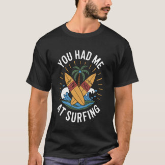 サーフィンで恋に落ちた ファニーファッション サーファー サーフボード Tシャツ