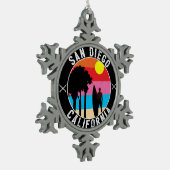 サーフィンのサンディエゴカリフォルニアの黒のビーチのSwamis スノーフレークピューターオーナメント (左)