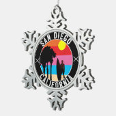 サーフィンのサンディエゴカリフォルニアの黒のビーチのSwamis スノーフレークピューターオーナメント (右)