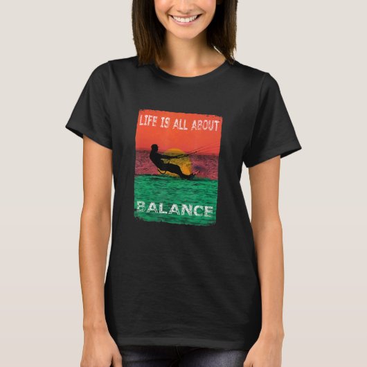サーフィンの人生はバランスが取れている Tシャツ (正面)