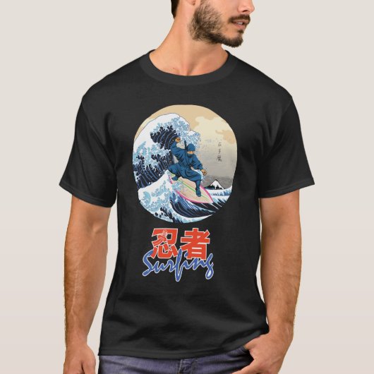 サーフィンの忍者の暗闇のTシャツ Tシャツ (正面)