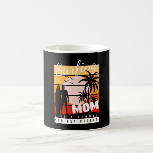 サーフィンの母は普通の母のようだがクール コーヒーマグカップ (中央)