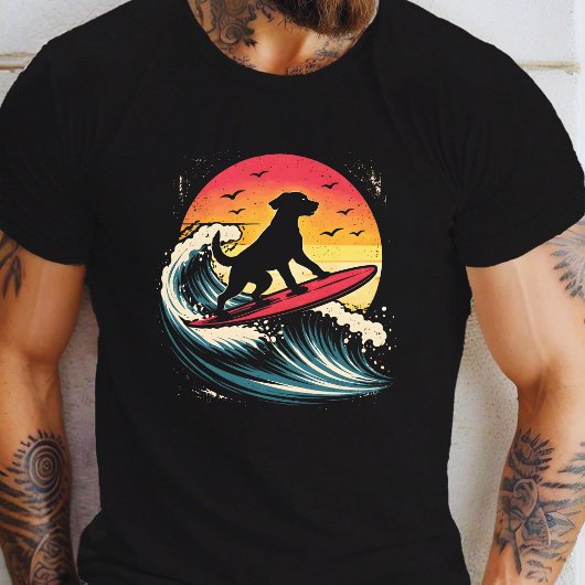 サーフィンをするゴールデンレトリバー Tシャツ