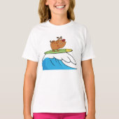 サーフィンをするブルドッグが波に乗る Tシャツ (正面)