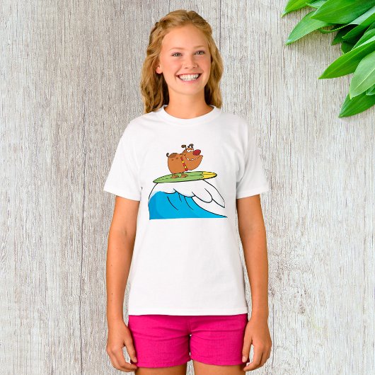 サーフィンをするブルドッグが波に乗る Tシャツ