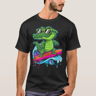 サーフィンをするワニ クールなアリゲーター サマー ビーチ Tシャツ