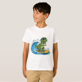 サーフィンをする恐竜のTシャツ サーファサウルス Tシャツ (正面フル)