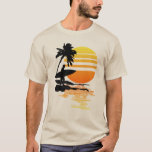 サーフィンサンライズ Tシャツ<br><div class="desc">サーフィンサーファーと水の上の日の出のグラフィック。</div>