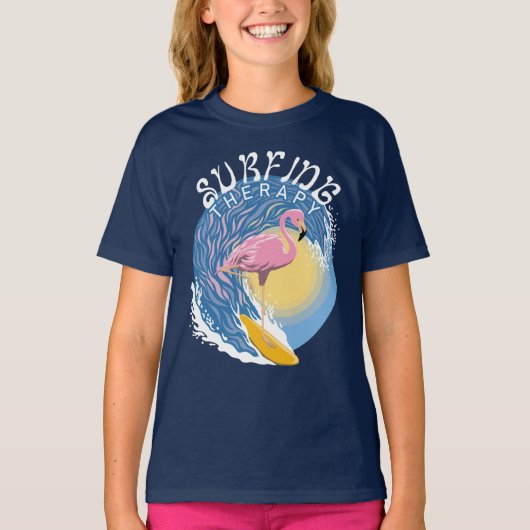 サーフィンセラピー – サマーフラミンゴ Tシャツ (正面)