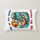 サーフィンバニーとサングラスを夕日の波の下 アクセントクッション (正面)