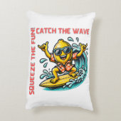 サーフィンバニーとサングラスを夕日の波の下 アクセントクッション (裏面(縦))