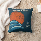 サーフィンビーチハウスヴィンテージパーソナライズされたレトロ クッション (ブランケット)