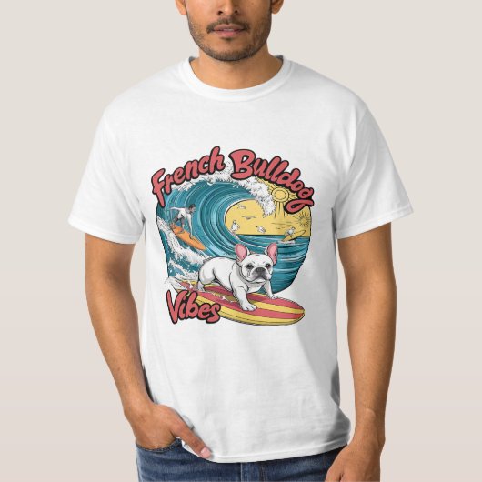 サーフィンフランスのブルドッグが波をキャッチ Tシャツ (正面)