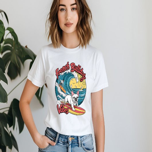 サーフィンフランスのブルドッグが波をキャッチ Tシャツ