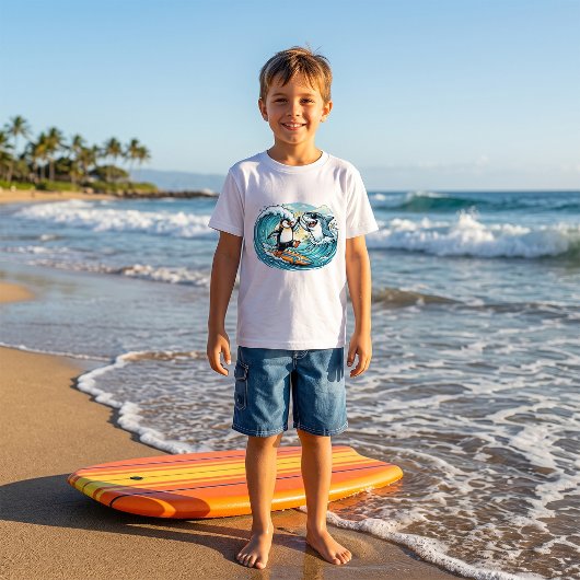 サーフィンペンギンとサメのハイタッチ Tシャツ