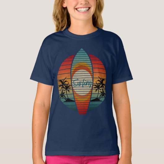 サーフィンボード 夏の夕焼け ビーチ Tシャツ (正面)