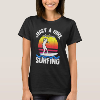 サーフィン女子 日没をサーフィンする ただサーフィンが好きな女の子 Tシャツ