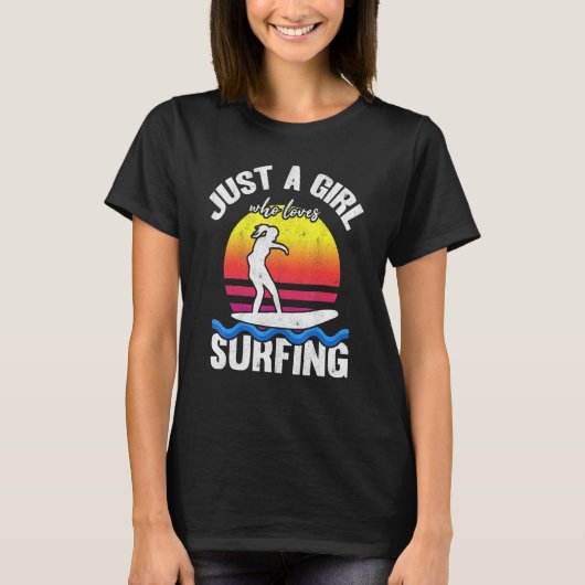 サーフィン女子 日没をサーフィンする ただサーフィンが好きな女の子 Tシャツ (正面)