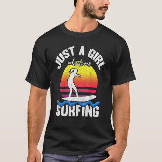 サーフィン女子 日没をサーフィンする ただサーフィンが好きな女の子 Tシャツ