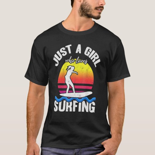 サーフィン女子 日没をサーフィンする ただサーフィンが好きな女の子 Tシャツ (正面)