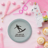 サーフィン男の乗馬の波 – あなたのテキスト男らし ペーパープレート (パーティー)