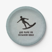 サーフィン男の乗馬の波 – あなたのテキスト男らし ペーパープレート (正面)