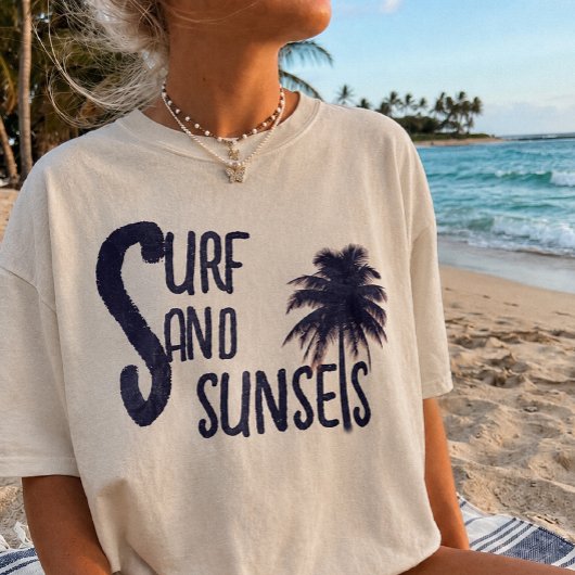 サーフィン 砂 夕焼け ビーチの雰囲気 Tシャツ