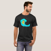 サーフカッコいいボード乗用波の上の猫 Tシャツ (正面フル)