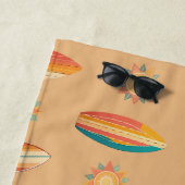 サーフカラフルボードと砂金に対する太陽。 ビーチタオル (インサイチュ)