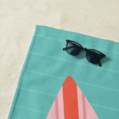 サーフサンド&ウェーブズレトロピンク&ティール（緑がかった色）サーフボード ビーチタオル (インサイチュ)