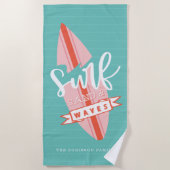 サーフサンド&ウェーブズレトロピンク&ティール（緑がかった色）サーフボード ビーチタオル (正面)