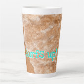 サーフビーチおもしろい、波、海、アウトドアアドベンチャー カフェラテマグ (正面)