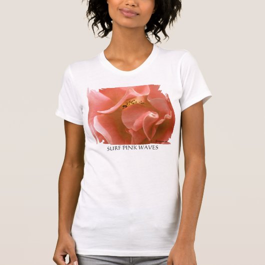 サーフピンク波 – バラ花びらTシャツ Tシャツ (正面)