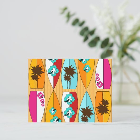 サーフボードが並ぶ遊歩道の夏のビーチテーマ ポストカード (スタンド正面)