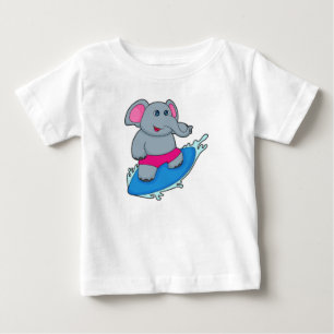 サーフボードで象をサーファーとして ベビーTシャツ