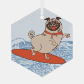 サーフボードに乗って幸せなパグ犬に波 ガラスオーナメント (裏面)