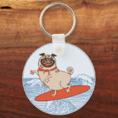 サーフボードに乗って幸せなパグ犬に波 キーホルダー (正面)