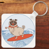 サーフボードに乗って幸せなパグ犬に波 キーホルダー (裏面)