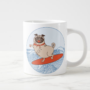 サーフボードに乗って幸せなパグ犬に波 ジャンボコーヒーマグカップ