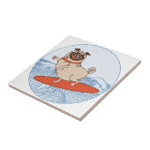 サーフボードに乗って幸せなパグ犬に波 タイル (側面)