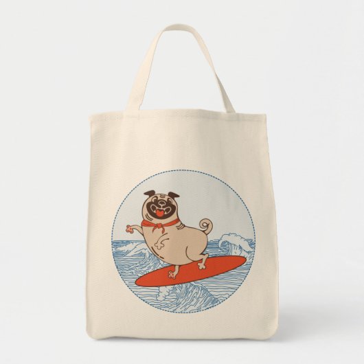 サーフボードに乗って幸せなパグ犬に波 トートバッグ (正面)