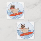 サーフボードに乗って幸せなパグ犬に波 ノートカード (正面/裏面)