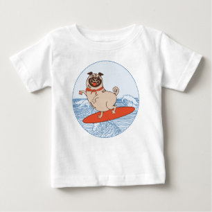 サーフボードに乗って幸せなパグ犬に波 ベビーTシャツ