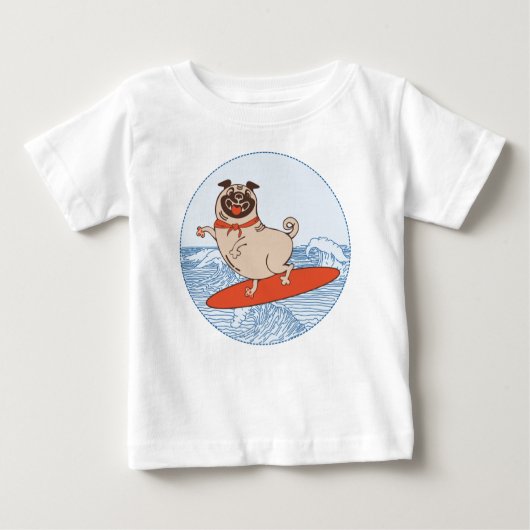 サーフボードに乗って幸せなパグ犬に波 ベビーTシャツ (正面)