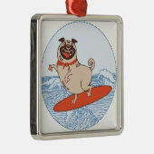 サーフボードに乗って幸せなパグ犬に波 メタルオーナメント (右)