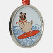 サーフボードに乗って幸せなパグ犬に波 メタルオーナメント (右)