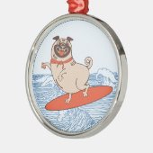 サーフボードに乗って幸せなパグ犬に波 メタルオーナメント (左)