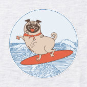 サーフボードに乗って幸せなパグ犬に波 ラベル (デザイン1)