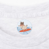 サーフボードに乗って幸せなパグ犬に波 ラベル (貼付)