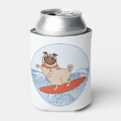 サーフボードに乗って幸せなパグ犬に波 缶クーラー (缶正面)